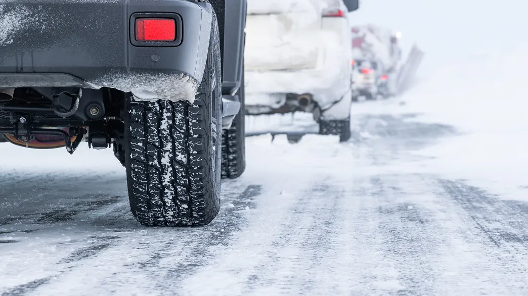 雪道に数台の車が並んでいる様子
