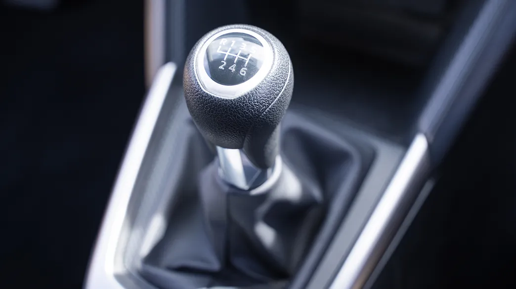 マニュアル車のシフトレバー