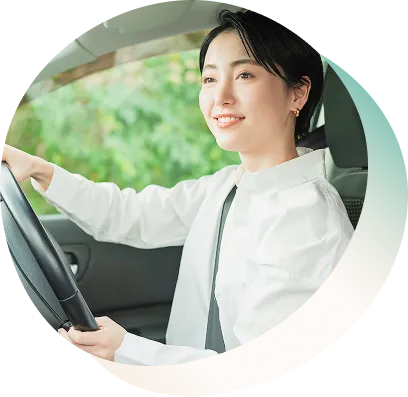 女性が車を運転している様子