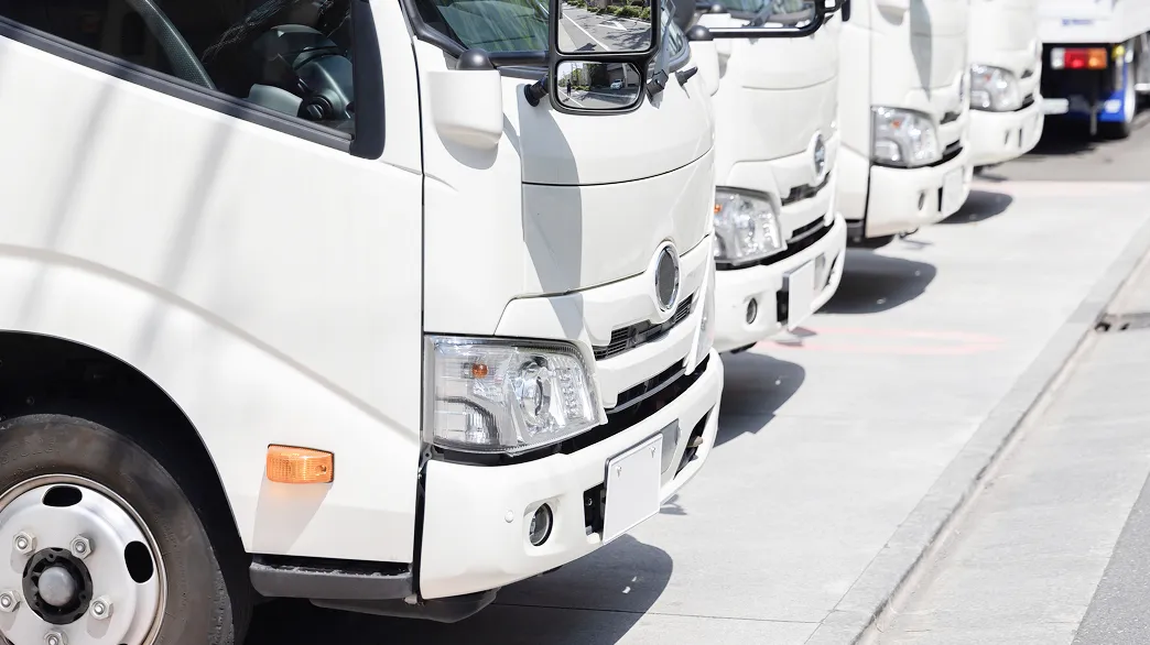 トラックが並んでいる写真