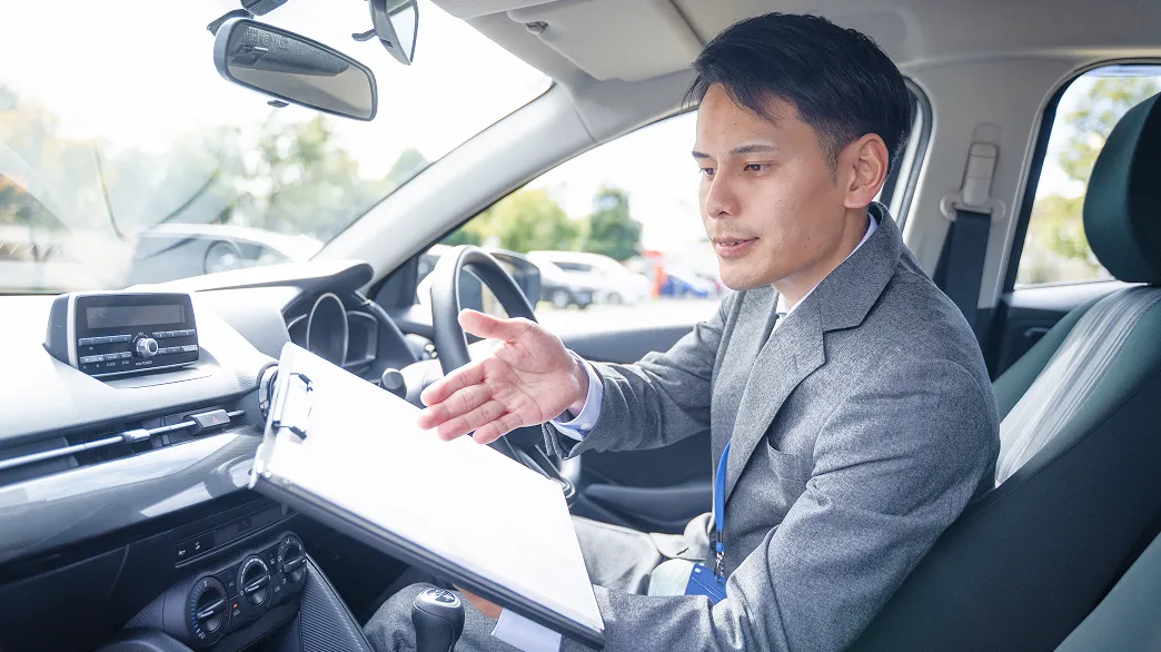 インストラクターが受講者に運転指導をしている様子