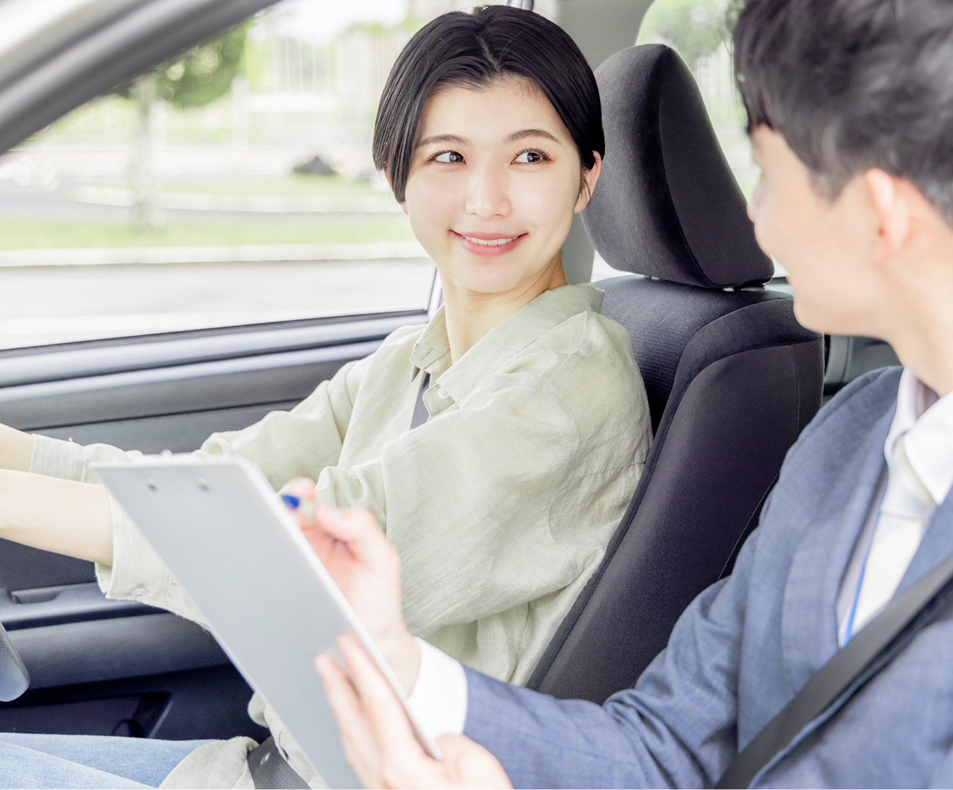 女性が運転教習を受けている様子